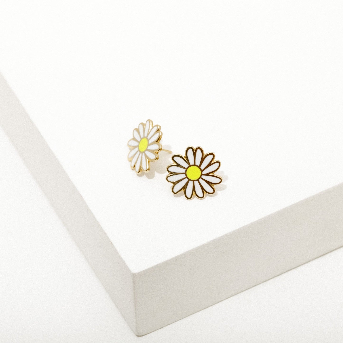 Load image into Gallery viewer, Daisy Post Earrings
